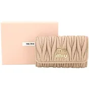 【MIU MIU】Matelasse 皺褶納帕羊皮鑰匙包(裸粉色)
