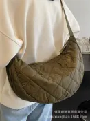 喜挖2店 秋季大容量通勤小眾斜背餃子包包女士2024新款帆布包單肩棉服包潮