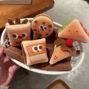 現貨 鑰匙扣 趣味布藝美食公仔吊飾可愛漢堡吐司奶茶曲奇掛飾玩偶鑰匙扣吊飾吊飾 毛絨玩具公仔批發