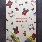 (現貨)日本製 小熊學校 × 三麗鷗Hello Kitty聯名明信片_“蝴蝶結“_日本明信片_三麗鷗聯名商品_日本直送
