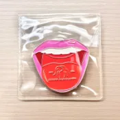 黑貓小舖🐈‍⬛ | DRUNK ELEPHANT 醉象 大舌頭徽章 品牌吸磁式徽章 品牌限定胸章 磁鐵 周邊商品 限量