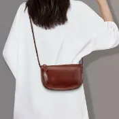 喜挖2店 包包女式2025新款斜後背包夏天餃子包真皮女包單肩小包枕頭包箱包