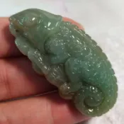 🦎今非昔比🦎天然緬甸玉 A貨翡翠-油青飄黃翡 立體精雕 蜥蜴(變色龍) 玉牌玉墬吊墬【92jade 遇見善緣】現貨特價