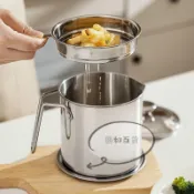 不銹鋼帶濾網 豬油罐 雙耳 豬油鍋 帶蓋家用 耐高溫 油桶 316食品級不銹鋼油壺廚房過濾油鍋防漏油罐濾油壺帶蓋油炸潑油