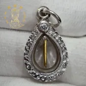 佛牌-龍婆坤：金針符管 （泰國純金，已包純銀鑲白鑽防水殼，長約2.5cm）（師傅手刻全方位聖物，保真，非市面上假貨）