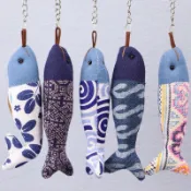 【手工掛件】扎染小魚鑰匙扣泰國民族風手工飾品掛件創意扎染長魚布藝掛飾純手工扎染  掛飾 吊飾 交換禮物