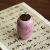 全球選品1館 生活百貨 胡桃木蓋子小茶倉嫩紫櫻花高溫陶瓷手繪茶藝茶葉罐粉紫玫瑰花色罐