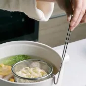 (店+)【春子家】日本 不鏽鋼料理濾網  鍋邊濾網 鍋邊掛網 火鍋濾網 火鍋海鮮濾網 煮麵網