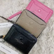 旺旺香氛小屋 熱銷款 現貨【Marc Jacobs】MJ 輕薄短夾 短夾 零錢包 零錢夾 奶茶 黑金 卡包 卡夾 荔枝紋 真皮 禮物 小馬克｜迷人香氛◆全館現貨快出｜夏季推薦⚡專櫃 品牌香氛