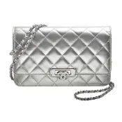 【CHANEL 香奈兒】經典雙C LOGO菱格紋亮面漆皮WOC/斜背包(銀色AP0388-SILVER-SS)