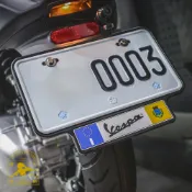 【偉士計劃】VESPA 偉士牌 一體式車牌框 背板 原廠標誌