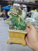 清代石灣窯三彩獅子燭臺，有磕
