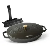 【STAUB】黑色魚造型浮雕橢圓琺瑯鑄鐵鍋煎烤盤33cm贈鍋蓋放置架(德國雙人牌集團官方直營)