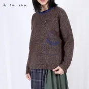 a la sha「全新、咖M」Q咪領口撞色花紗毛衣