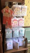 Miss莎卡娜代購【香港迪士尼樂園】﹝預購﹞達菲熊 雪莉梅 畫家貓 芭蕾兔 嬰幼兒包屁衣 寶寶爬服連身裝 2件組