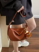 喜挖2店 2025高級質感軟皮包包女2022新款潮百搭斜後背包小眾設計單肩餃子包