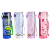 (店+)【Disney 迪士尼】雙蓋雙飲水壺 700ML (正版授權 三眼怪 米奇 草莓熊 愛紗 運動水壺 兒童水壺 隨身水壺 隨身杯 水杯 大容量水瓶 母嬰Tritan材質 茶杯 保溫瓶 雙飲可調背帶 送禮 生日禮物 交換禮物 聖誕禮物) 70#6