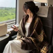 老錢風金錢豹印花絲巾披肩女 高鐵空調護頸披風 豹紋大圍巾 臺灣出貨 2026新款