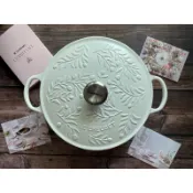【愛咪雜貨小舖】全新LE CREUSET 橄欖雕花 媽咪鑄鐵鍋 媽咪鍋 湯鍋 燉飯鍋 28cm 棉花白 霧面