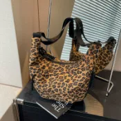 喜挖2店 小眾豹紋帆布餃子包運動風休閒百搭流行布包可攜式時尚單肩斜後背包