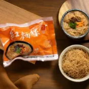 宏廣紅麵線 台灣特色小吃古早味，40年傳承的好味道。「紅」麵線，無添加色素防腐劑，以長時間蒸炊麵線，形成褐色色澤。