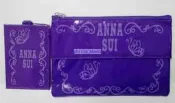 ANNA SUI 化妝包+票卡夾 材質: 聚酯纖維 +PVC 尺寸:化妝包 19x12.5 cm/票夾 11 x 7.2 cm