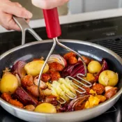 【HOTAI購】【美國 KitchenAid】不鏽鋼搗泥器(櫻桃紅25.5cm) | 馬鈴薯壓泥器