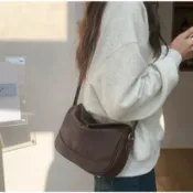 【JazzyShop】KR 美拉德復古感 掀蓋拉鍊垂感 單肩 腋下包 百搭 斜背 餃子包 F