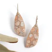 Pinkoi 代購 - time to wear | Flower-patterned Fossil Coral Earrings | Natural Stone One-of-a-kind Kikumeishi Adult Simple 14kgf Metal Allergy Compatible