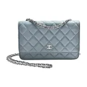【CHANEL 香奈兒】經典雙C LOGO菱格粒紋牛皮銀鍊WOC斜背包(莫蘭迪胡藍色)