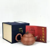 (店+)【御古齋】廈門名師 陳東鑄 紫砂壺 朱泥壺 手工拉胚 仿木雕 有落款 雷射標 茶道精品 附盒 證書 042303
