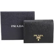 【PRADA 普拉達】Saffiano 金字浮刻對折釦式短夾(黑色 錢包 皮夾 送禮)