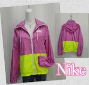 ☀️二手衣☀️Nike 女款 粉色配螢光綠連帽風衣外套L號AE00595