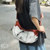 日式新款簡約時尚青年戶外餃子包時尚尼龍拼接設計大容量休閑斜挎包