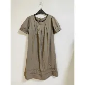 （百貨公司）星級小舖  NATURAL Beauty  BASIC通勤休閒氣質連身裙洋裝 奶茶色系列 Dress