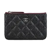 【CHANEL 香奈兒】CHANEL銀字LOGO菱格紋縫線魚子醬小牛皮拉鍊零錢包(黑x酒紅)