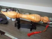 (NO.7656072) 桃花心木寶瓶造型文昌筆 (寬7.5*長46.5cm) + 五帝錢中國結 + 筆座