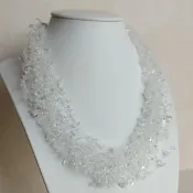 天然白水晶、蛋白石與水晶串珠製成的訂製款婚禮頸鍊