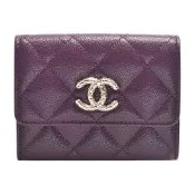 CHANEL 經典金色雙C LOGO菱格粒紋牛皮迴紋針印花內襯雙層零錢包(勃根地紅)