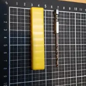 平價好用的1/8“約將近3.2mm 含鈷鑽頭可鑽5mm厚的H型鋼-也可鑽白鐵與金屬+黃色的6.35mm 六角頭專用塑膠套