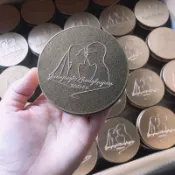 【客製化】馬口鐵盒 包裝盒 圓形馬口鐵盒小收納禮品包裝糖果空盒浮雕文字禮盒定制喜糖盒logo