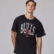 【NBA】全球獨家款Mitchell & Ness-芝加哥公牛-隊徽LOGO經典印花短T(黑色)