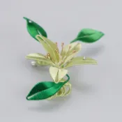 鹿港窯春仔花 百合花胸針│創新融入生活突顯佩戴者的性格