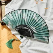 現📣臺灣出貨📣摺扇古典金屬骨架鐵扇子男防身鋁合金摺扇霸氣白色流蘇古風山河令道具 摺扇古典金屬骨架鐵扇子男防身鋁合金摺