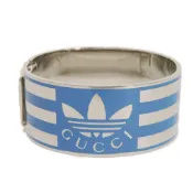 【DOKODEMO】二手 GUCCI 琺瑯條紋手鐲，飾有互扣式 G 和三葉草標誌 (GG S)。另附 Adidas 金屬藍色手環 (702882 J1631 8082)。