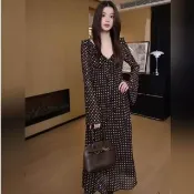 【AKARA】韓風曲線美感點點長裙長袖洋裝(雪紡寬袖設計 經典圓點時尚款)