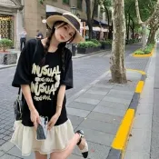 La Belleza假兩件圓領英文字印花立體緞面蝴蝶結拼接百摺裙擺連身洋裝