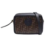 【FENDI 芬迪】經典品牌LOGO帆布包身牛皮飾邊拉鍊肩/斜背相機包(迷你-黑8BS019-A5K4-F14TU)
