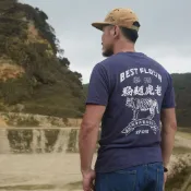 《自做自售》復古 T-shirt - 老虎麵粉（灰藍）　中性 男女皆宜 禮物推薦 台灣特色 台灣設計