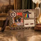 【GUCCI 古馳】473915 經典GG supreme帆布徽標圖騰掛腕手拿包(棕色)